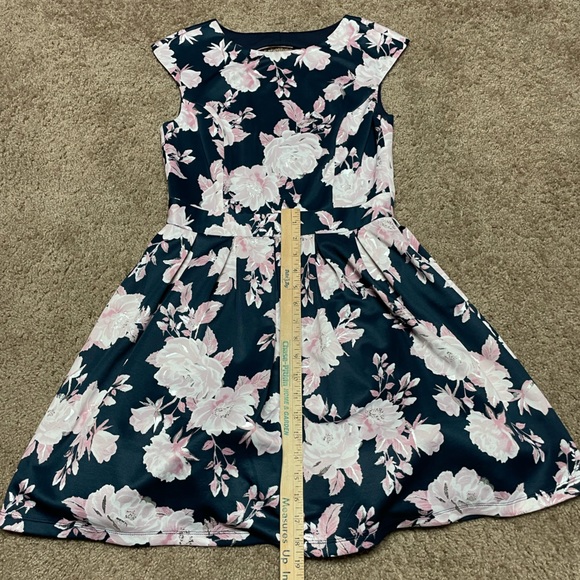 EMERALD SUNDAE FLORAL DRESS WITH KEYHOLE BACK. SIZE MEDIUM. LIKE NEW. - Picture 6 of 11